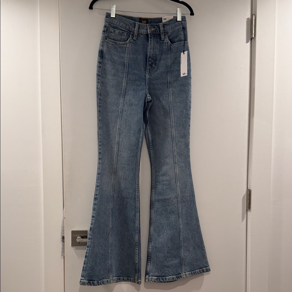 BNWT Lee Women's Denim High Rise Seamed Flare Jeans, Sz 26 M - Picture 2 of 10